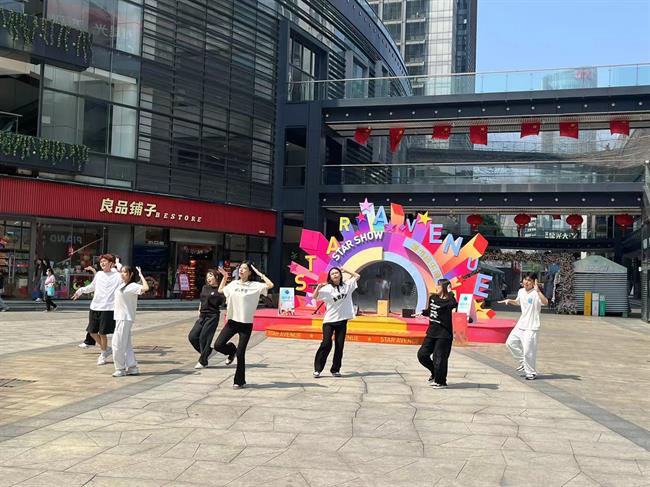 在星光大道电影文化艺术街区，音乐学院流行教研室、声乐教研室和街舞社共同打造“流行星空”1.jpg