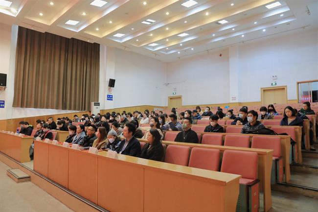 全体教职工参加会议.jpg